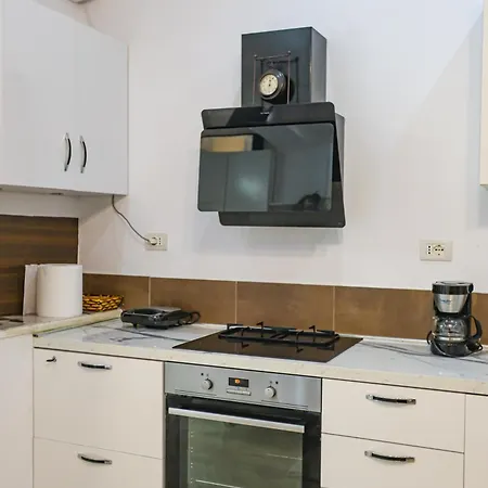 Center Walk To Everything 地拉那