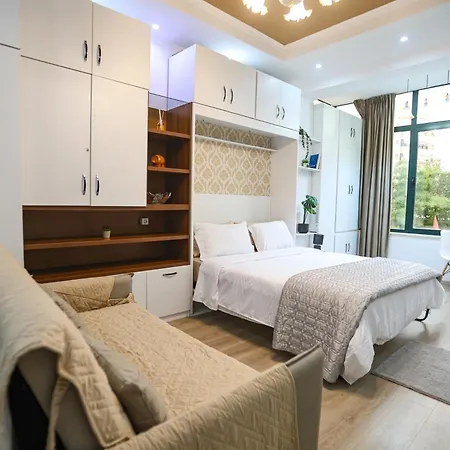 Center Walk To Everything * 地拉那