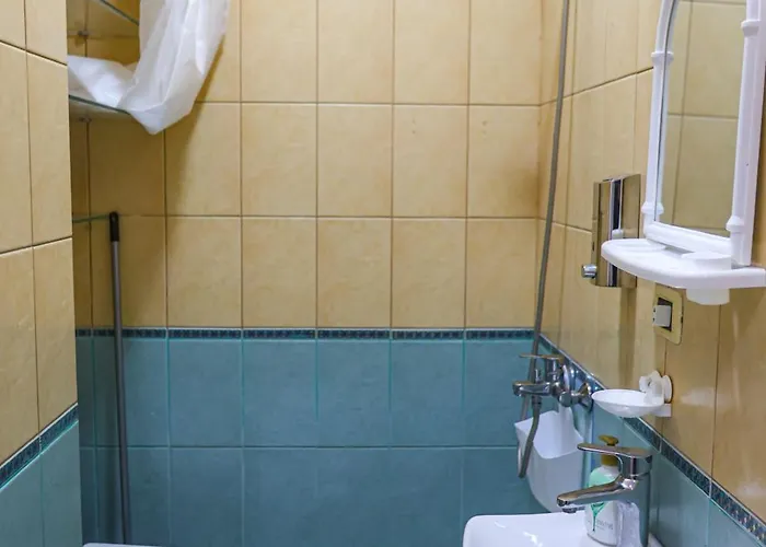 Center Walk To Everything 地拉那