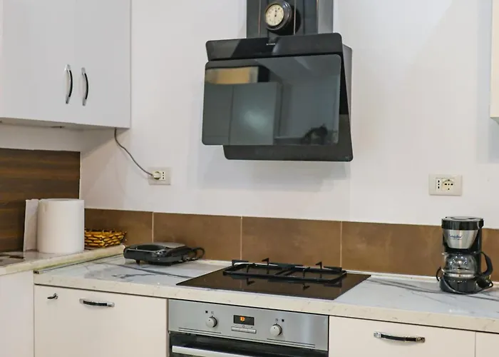 Center Walk To Everything 地拉那