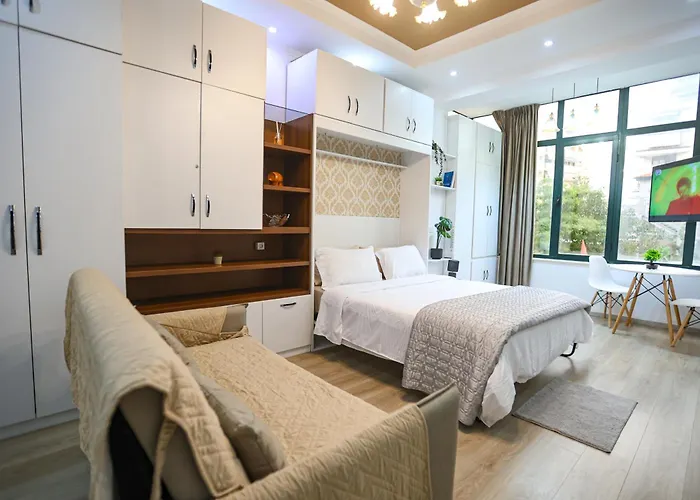 Center Walk To Everything * 地拉那